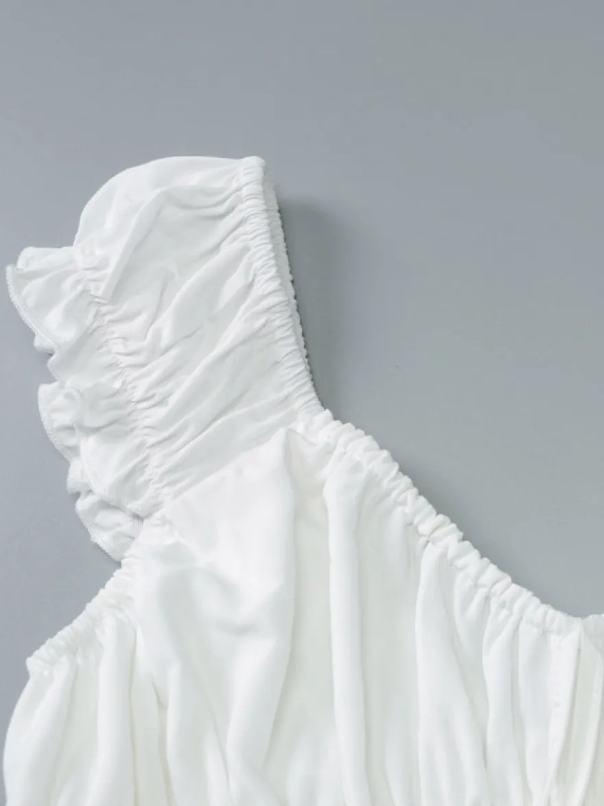 Robe de vacances fluide à volants et smocks épaules dénudées manches à volants idéale pour les vacances d'été.