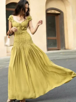 Robe de vacances fluide à volants et smocks épaules dénudées manches à volants idéale pour les vacances d'été.