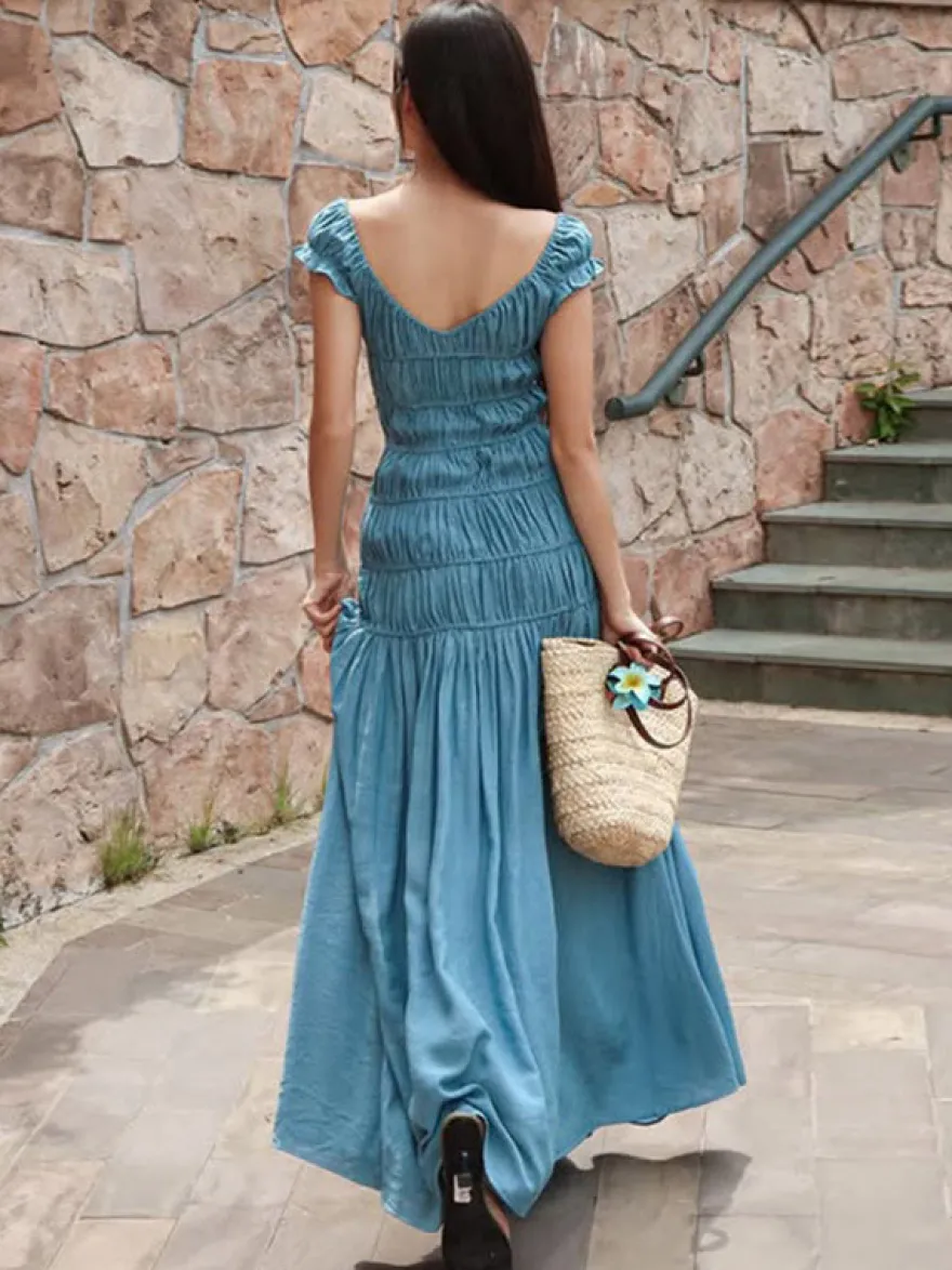 Robe de vacances fluide à volants et smocks épaules dénudées manches à volants idéale pour les vacances d'été.
