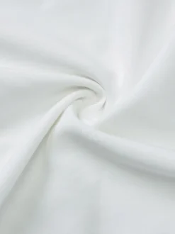 Robe de vacances fluide à volants et smocks épaules dénudées manches à volants idéale pour les vacances d'été.