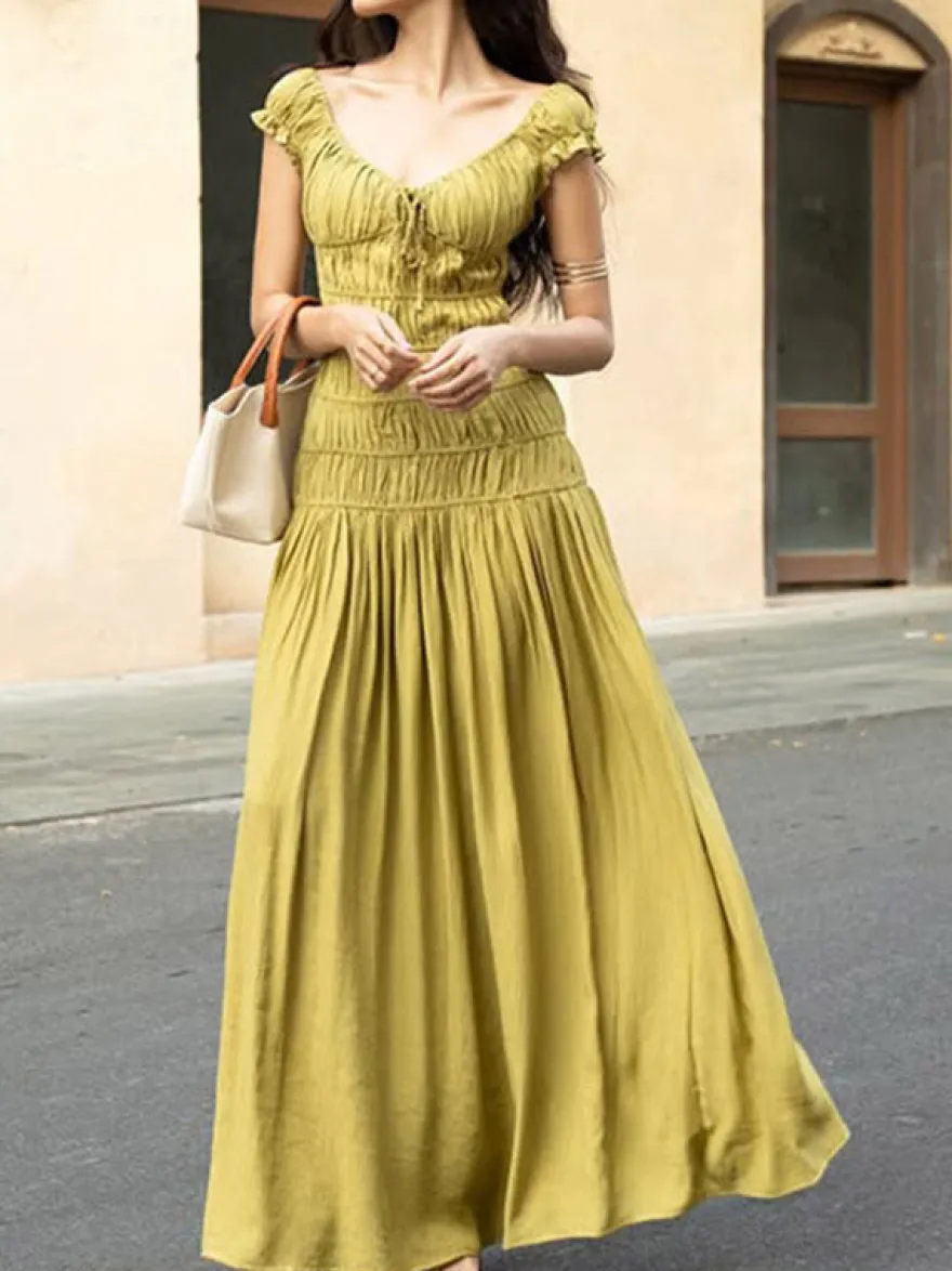 Robe de vacances fluide à volants et smocks épaules dénudées manches à volants idéale pour les vacances d'été.