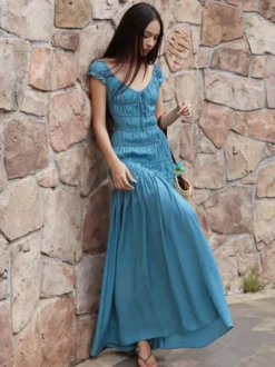 Robe de vacances fluide à volants et smocks épaules dénudées manches à volants idéale pour les vacances d'été.