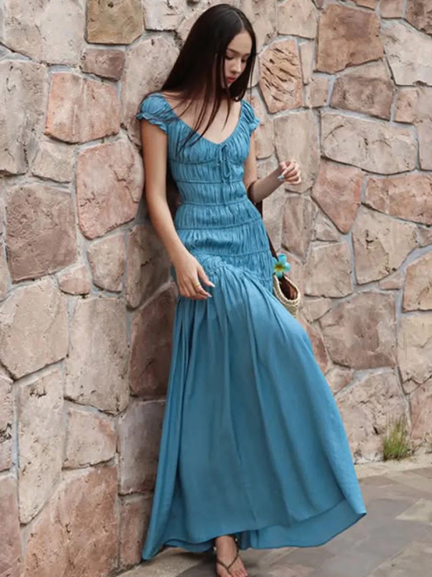 Robe de vacances fluide à volants et smocks épaules dénudées manches à volants idéale pour les vacances d'été.