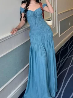 Robe de vacances fluide à volants et smocks épaules dénudées manches à volants idéale pour les vacances d'été.