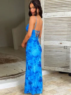 Robe de vacances imprimée à fleurs bretelles spaghetti dos lacé froncée sur le devant fente latérale moulante