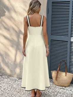 Robe de vacances ivoire à bretelles midi et bordures noires contrastées