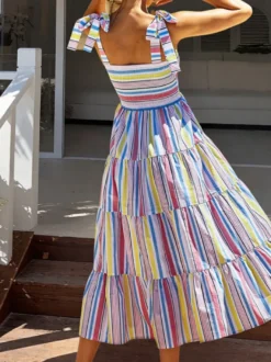 Robe de vacances maxi d'été à rayures colorées bretelles à nouer et col carré à volants