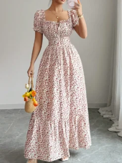 Robe de vacances maxi fleurie à col carré manches bouffantes et nœud sur le devant taille smockée et volants étagés