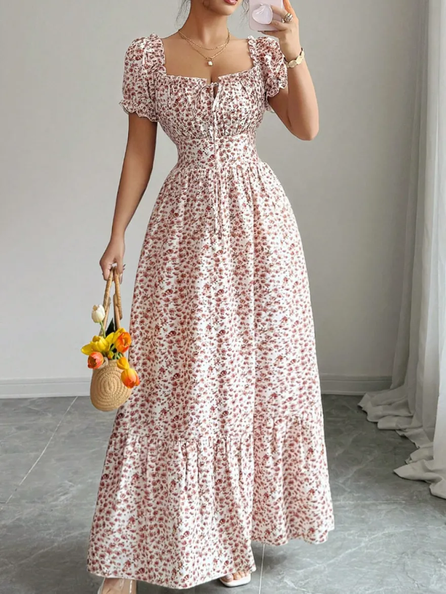 Robe de vacances maxi fleurie à col carré manches bouffantes et nœud sur le devant taille smockée et volants étagés