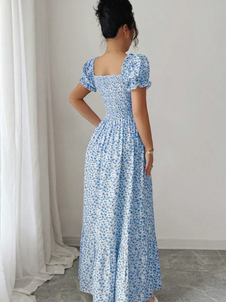 Robe de vacances maxi fleurie à col carré manches bouffantes et nœud sur le devant taille smockée et volants étagés