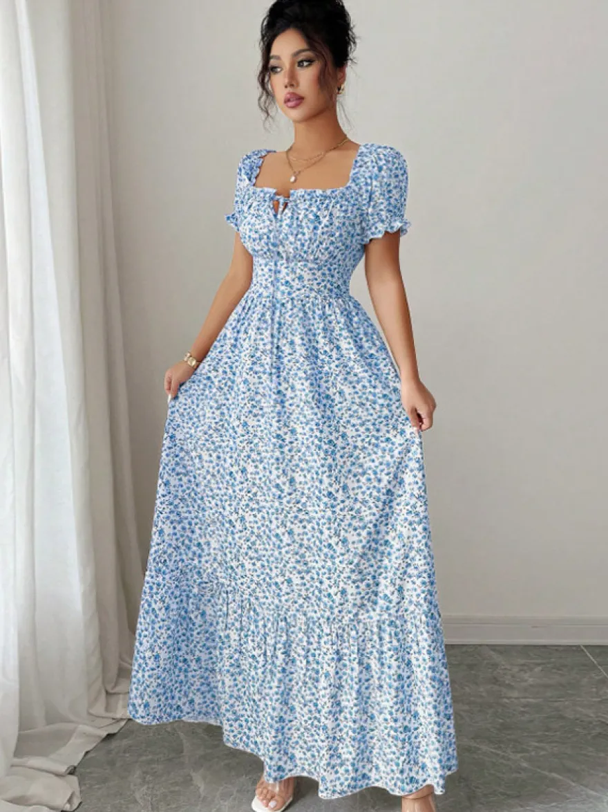 Robe de vacances maxi fleurie à col carré manches bouffantes et nœud sur le devant taille smockée et volants étagés