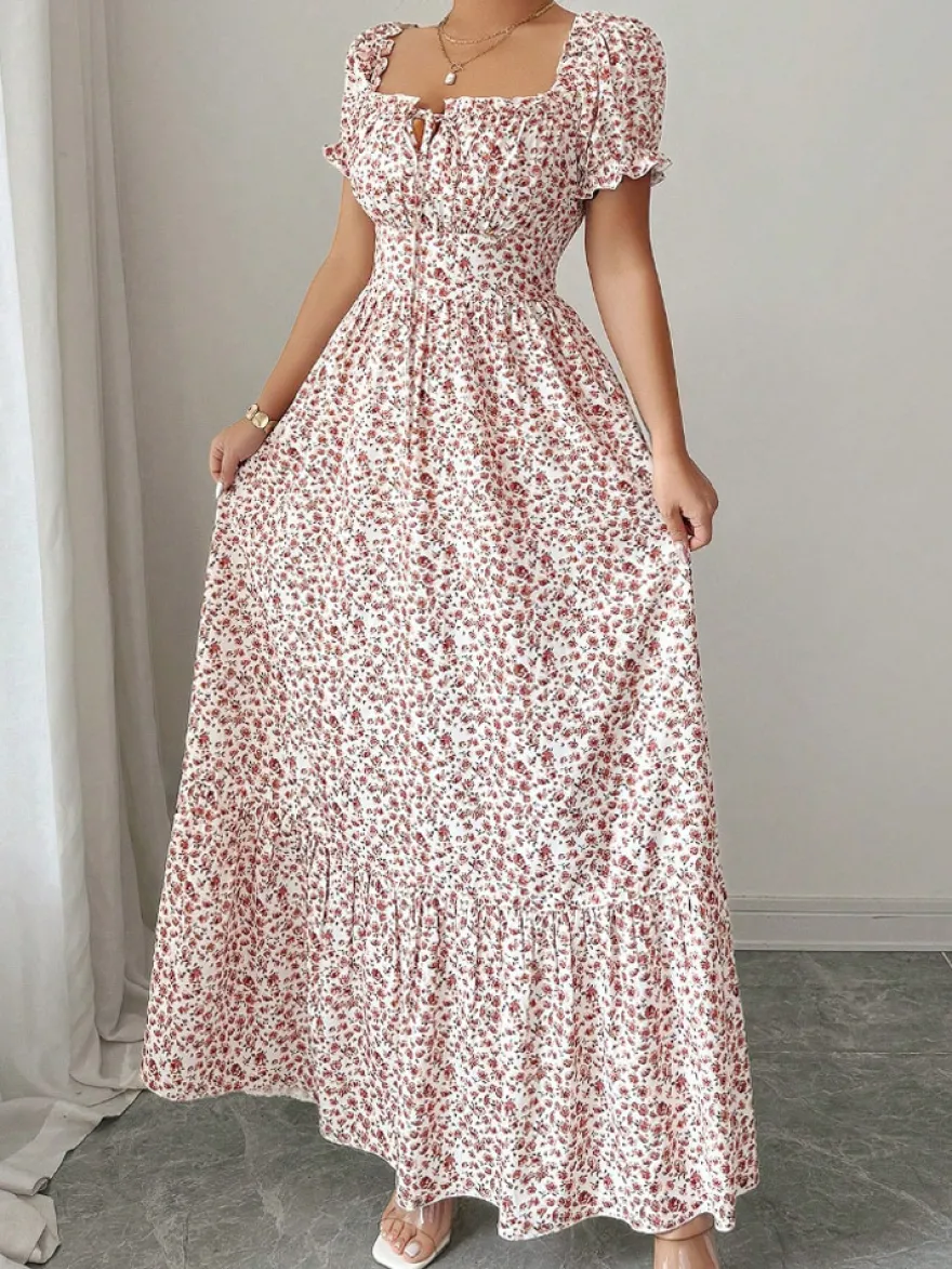 Robe de vacances maxi fleurie à col carré manches bouffantes et nœud sur le devant taille smockée et volants étagés