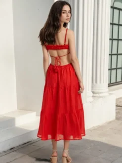 Robe de vacances maxi fluide à volants buste smocké et découpe dos nu et nœud.