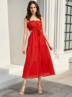 Robe de vacances maxi fluide à volants buste smocké et découpe dos nu et nœud.