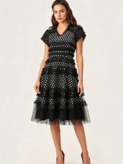 Robe de vacances midi plissée à manches courtes et col en V robe noire chic