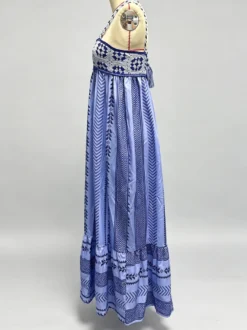 Robe de vacances à épaules dénudées sans manches en maille patchwork bretelles et col chic couleur pêche.