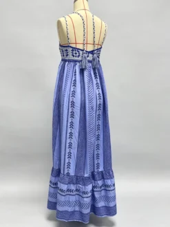 Robe de vacances à épaules dénudées sans manches en maille patchwork bretelles et col chic couleur pêche.