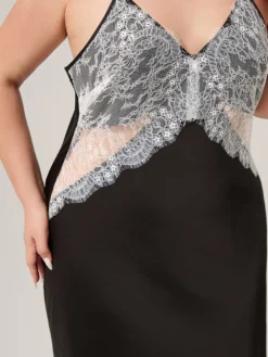 Robe d'intérieur sans manches dos nu à bretelles et col montant