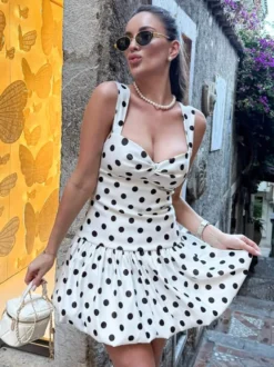 Robe d'été blanche décontractée mini dos nu sans manches à pois bretelles et col rond idéale pour une soirée en amoureux.