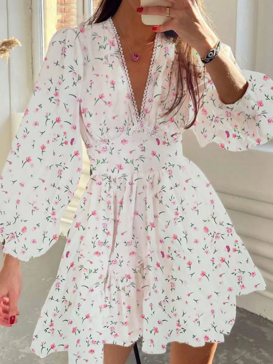 Robe d'été blanche élégante à manches longues et imprimé floral col en V idéale pour un rendez-vous galant.