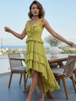 Robe d'été bohème à volants asymétrique pour femme - Robe midi fluide à volants col en V smocké sans manches - Idéale pour les vacances d'été à la plage 2026