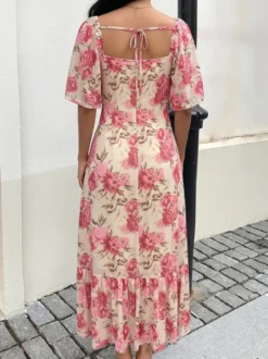 Robe d'été décontractée à fleurs roses col carré manches papillon taille nouée et ourlet volanté idéale pour les vacances à la plage.