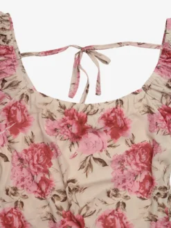 Robe d'été décontractée à fleurs roses col carré manches papillon taille nouée et ourlet volanté idéale pour les vacances à la plage.