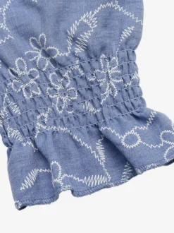 Robe d'été fluide et longue bleu foncé à petites fleurs col carré et manches bouffantes taille élastique.