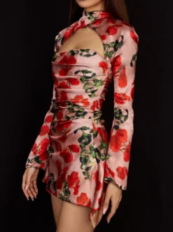 Robe d'été à imprimé floral manches longues épaules dénudées et dos nu idéale pour les soirées.