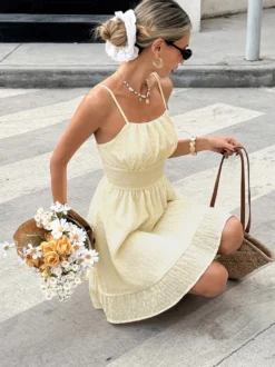 Robe d'été mini couleur abricot sans manches dos nu épaules dénudées idéale pour un rendez-vous amoureux.