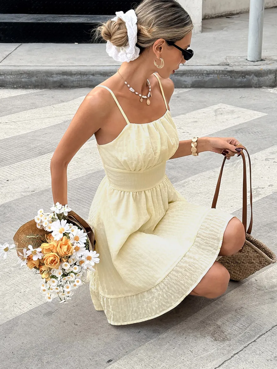 Robe d'été mini couleur abricot sans manches dos nu épaules dénudées idéale pour un rendez-vous amoureux.