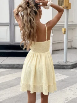 Robe d'été mini couleur abricot sans manches dos nu épaules dénudées idéale pour un rendez-vous amoureux.