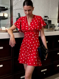 Robe d'été mini rouge plissée à manches courtes col en V et taille cache-cœur à pois pour femme.