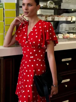 Robe d'été mini rouge plissée à manches courtes col en V et taille cache-cœur à pois pour femme.