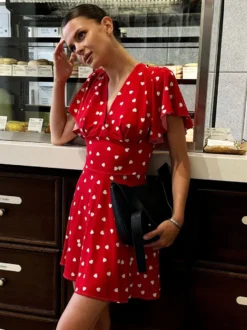 Robe d'été mini rouge plissée à manches courtes col en V et taille cache-cœur à pois pour femme.
