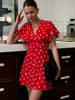 Robe d'été mini rouge plissée à manches courtes col en V et taille cache-cœur à pois pour femme.