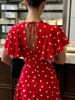 Robe d'été mini rouge plissée à manches courtes col en V et taille cache-cœur à pois pour femme.