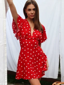 Robe d'été mini rouge plissée à manches courtes col en V et taille cache-cœur à pois pour femme.