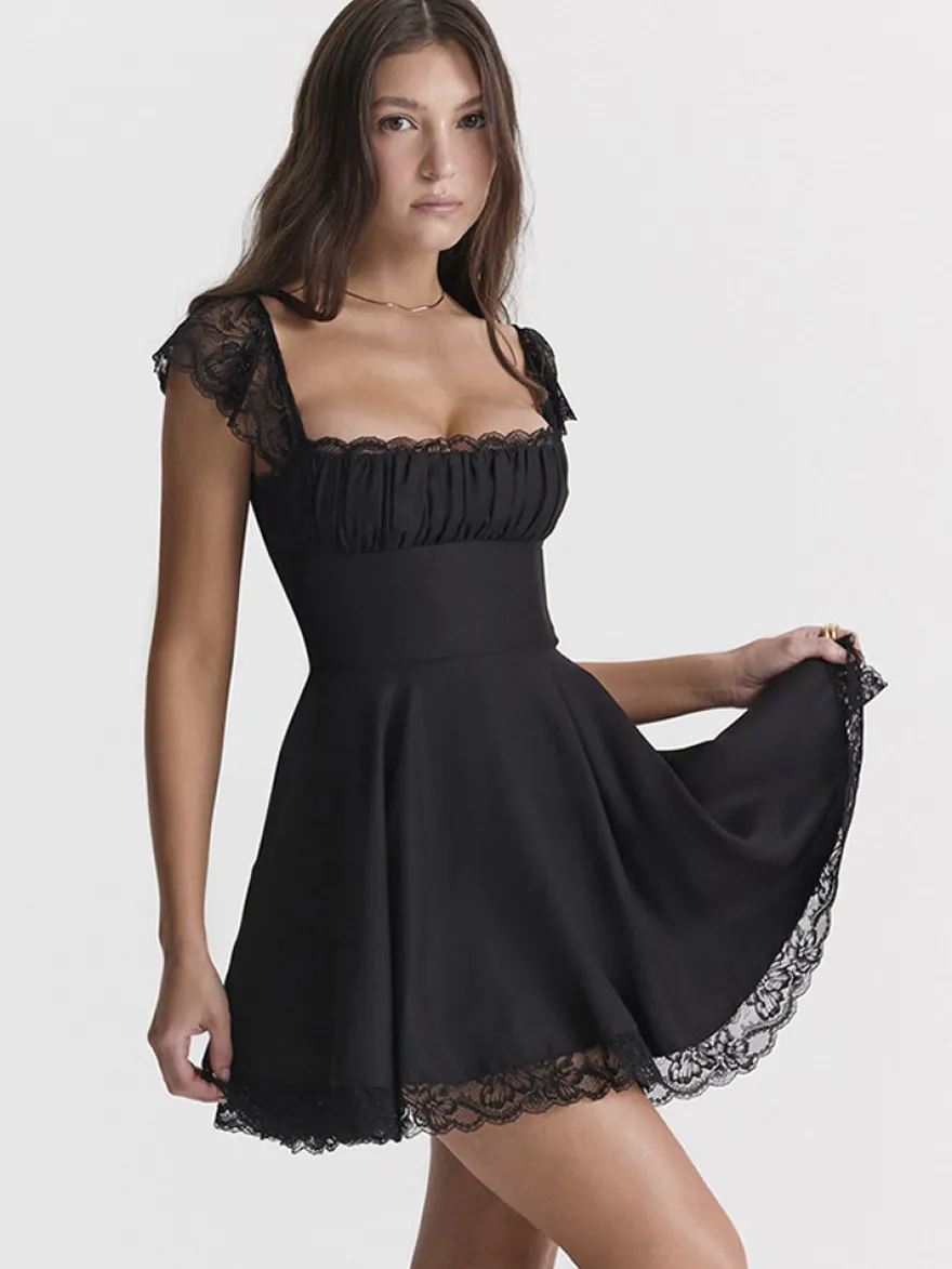 Robe d'été noire décontractée mini-robe en dentelle sans manches à bretelles col montant style mini.