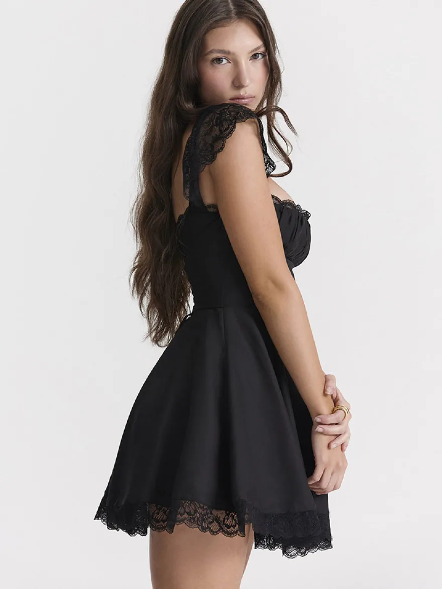 Robe d'été noire décontractée mini-robe en dentelle sans manches à bretelles col montant style mini.