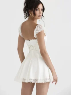 Robe d'été noire décontractée mini-robe en dentelle sans manches à bretelles col montant style mini.