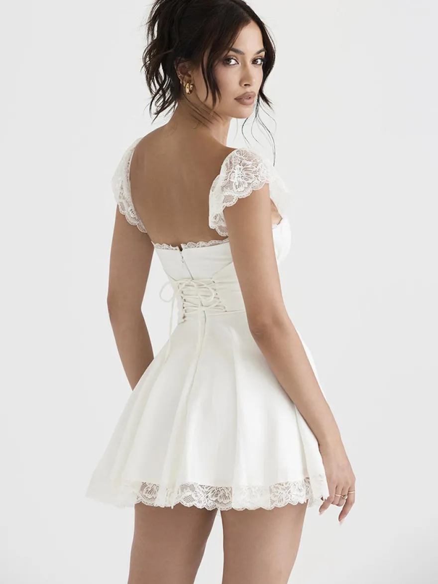Robe d'été noire décontractée mini-robe en dentelle sans manches à bretelles col montant style mini.