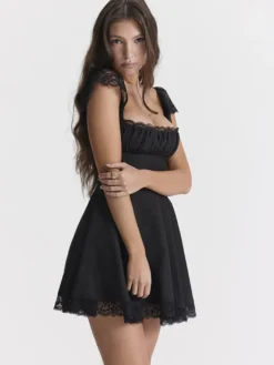 Robe d'été noire décontractée mini-robe en dentelle sans manches à bretelles col montant style mini.