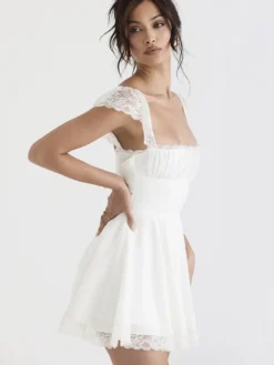 Robe d'été noire décontractée mini-robe en dentelle sans manches à bretelles col montant style mini.