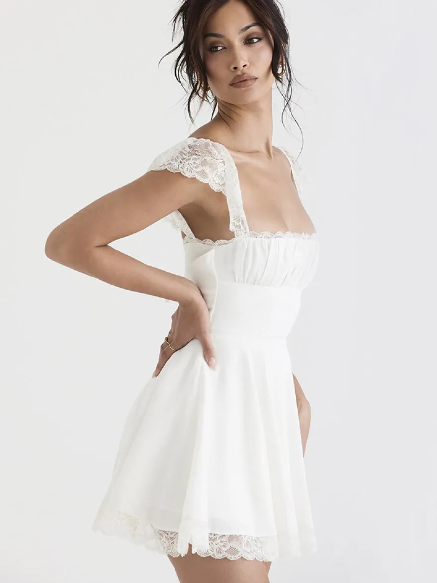 Robe d'été noire décontractée mini-robe en dentelle sans manches à bretelles col montant style mini.