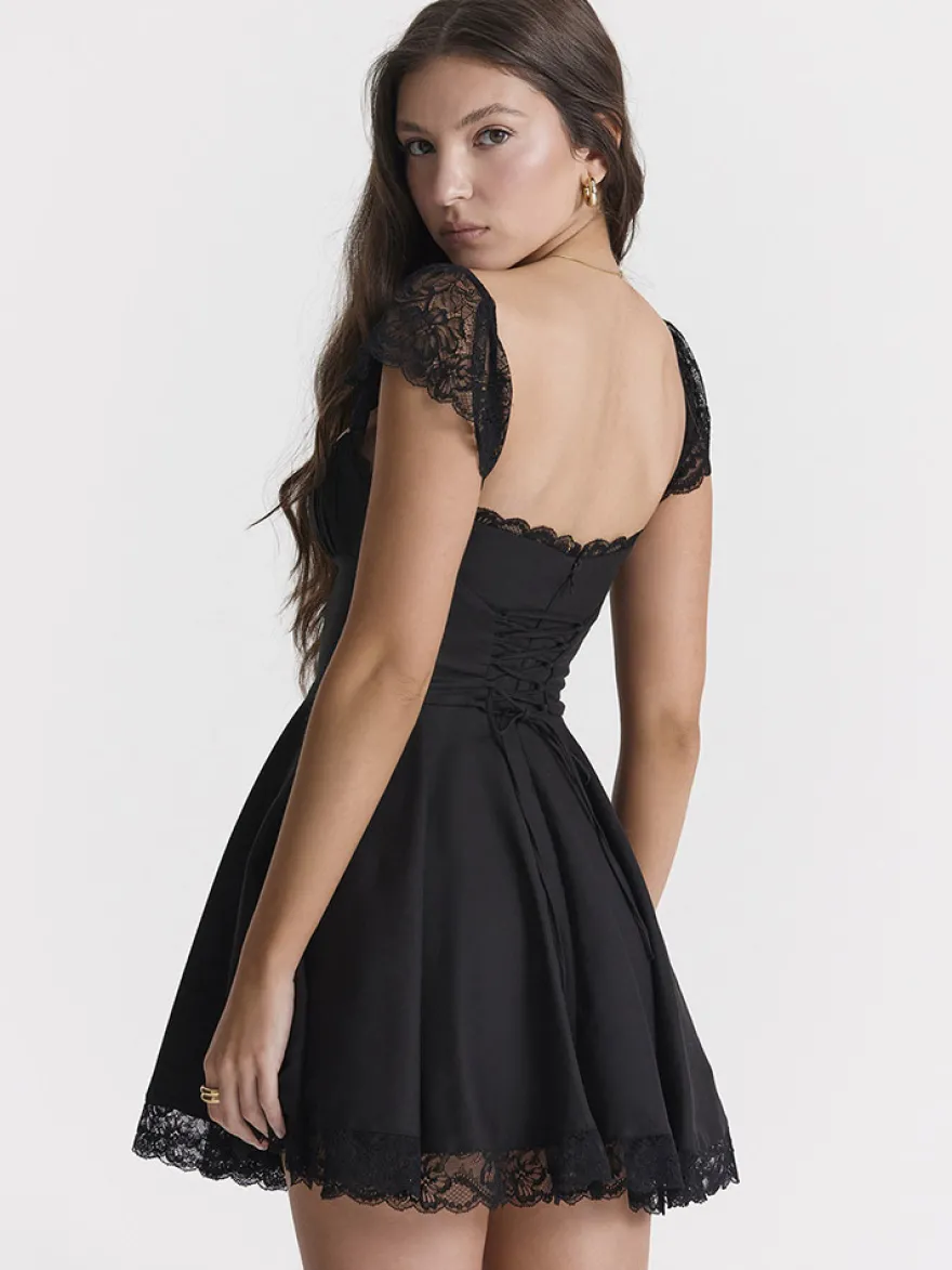Robe d'été noire décontractée mini-robe en dentelle sans manches à bretelles col montant style mini.