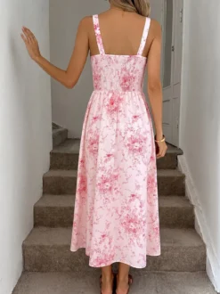 Robe d'été rose à petits motifs floraux bretelles spaghetti coupe fluide et décontractée longueur midi.