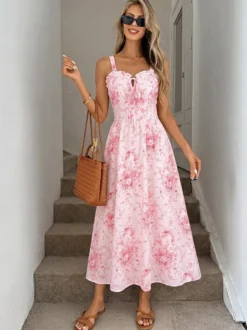 Robe d'été rose à petits motifs floraux bretelles spaghetti coupe fluide et décontractée longueur midi.