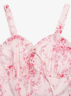 Robe d'été rose à petits motifs floraux bretelles spaghetti coupe fluide et décontractée longueur midi.