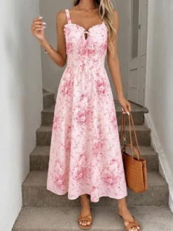 Robe d'été rose à petits motifs floraux bretelles spaghetti coupe fluide et décontractée longueur midi.